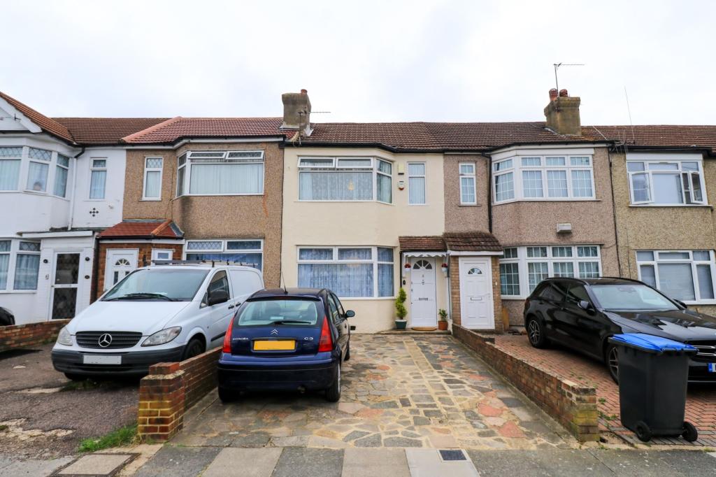 3 bedroom terraced house for sale in Pembroke Avenue, EN1