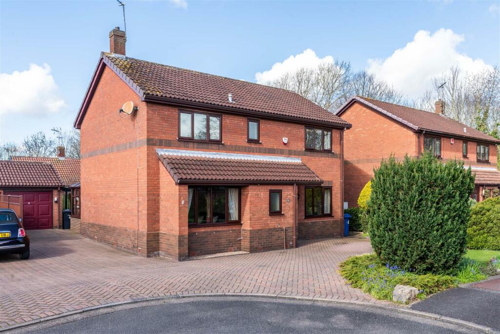 4 bedroom detached house for sale in The Plantations, Long Eaton, Nottingham, NG10
