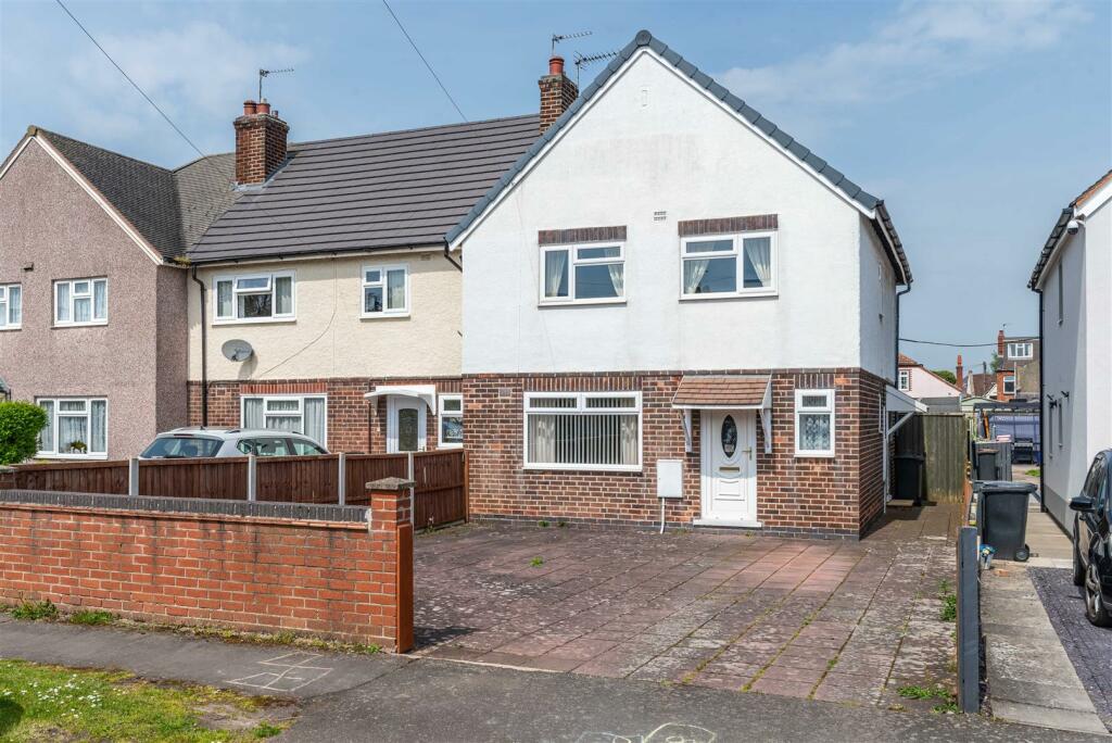 4 bedroom end of terrace house for sale in Charnwood Avenue, Castle Donington, Derby, DE74