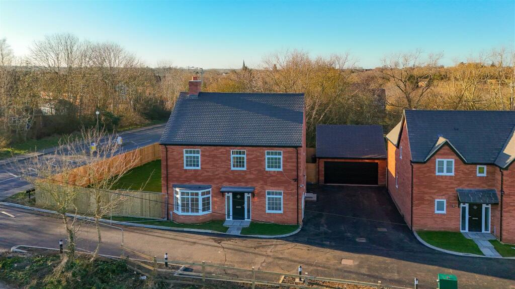 4 bedroom detached house for sale in Daventry Road, Southam, CV47