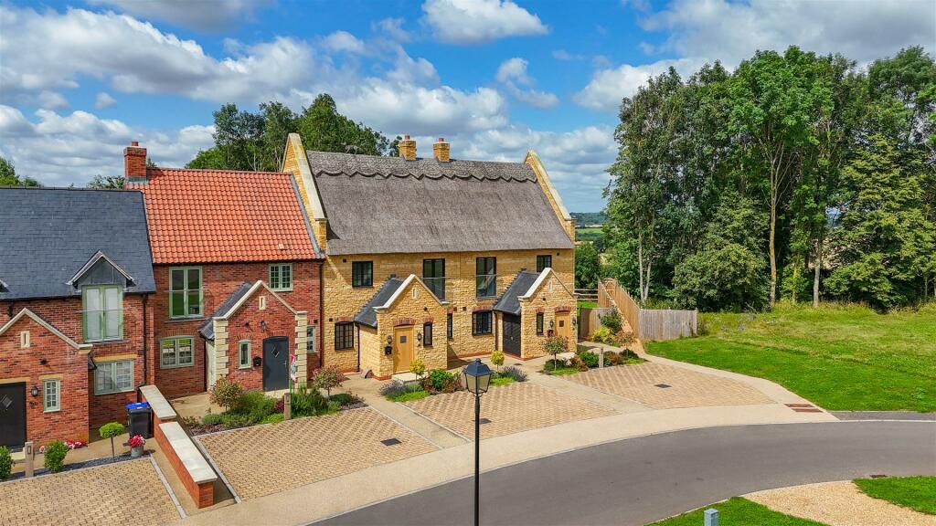 2 bedroom terraced house for sale in Fox Cottage, Vineyard Gardens
