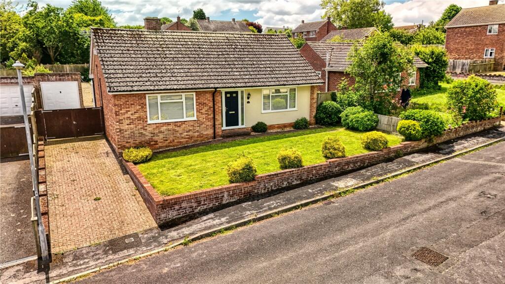 2 bedroom bungalow for sale in Barn Close, Crewkerne, Somerset, TA18