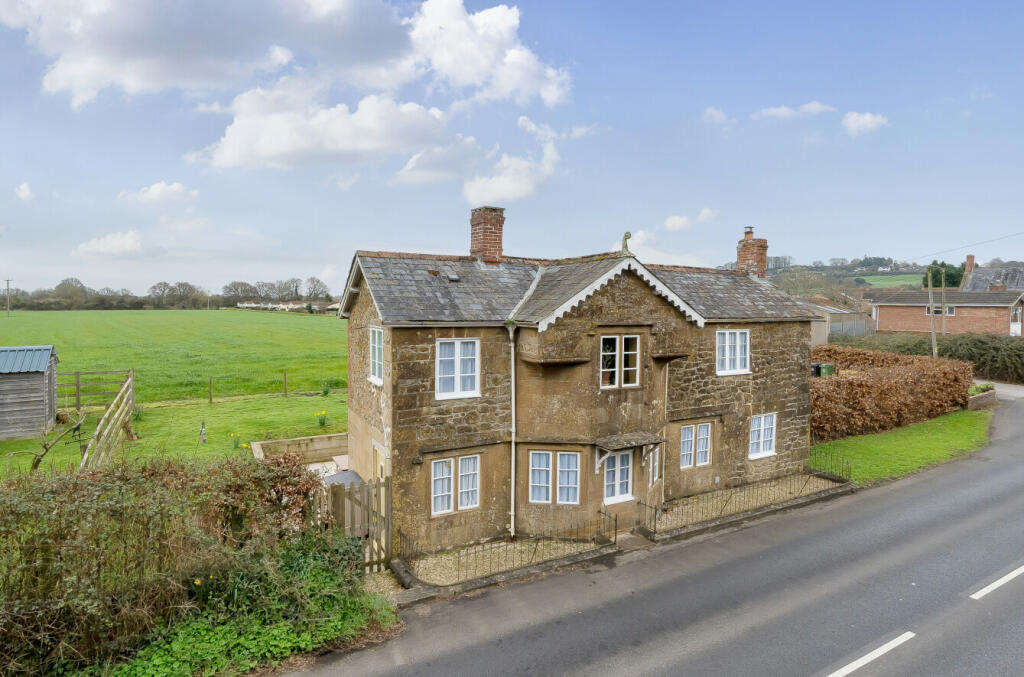 3 bedroom detached house for sale in Station Road, Ilminster, TA19