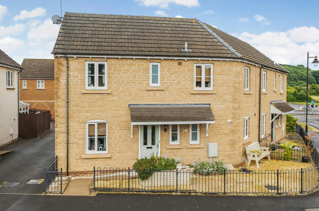3 bedroom end of terrace house for sale in Lower Meadow, Ilminster