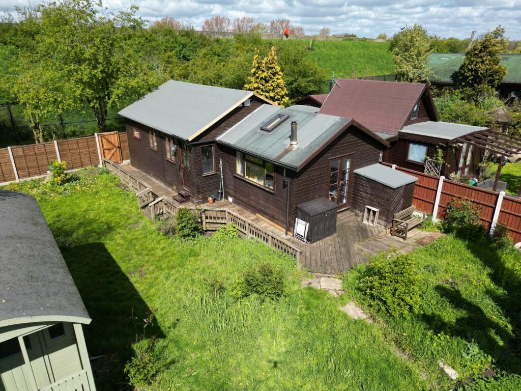 1 bedroom bungalow for sale in Chertsey, Surrey, KT16