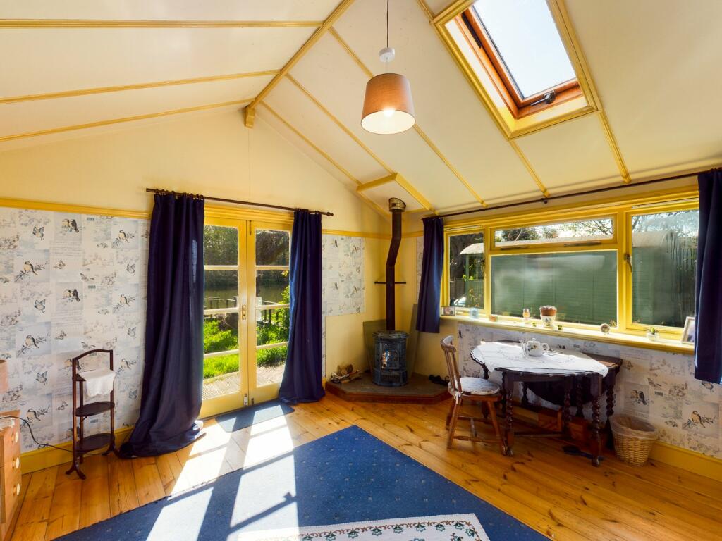 1 bedroom bungalow for sale in Chertsey, Surrey, KT16