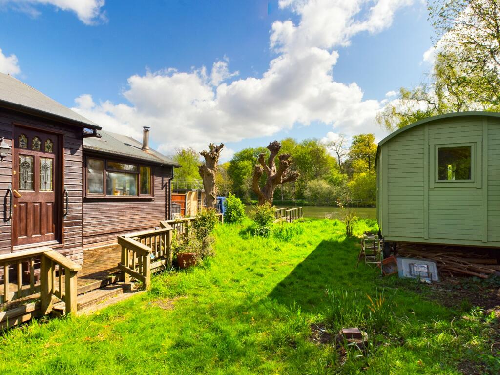 1 bedroom bungalow for sale in Chertsey, Surrey, KT16