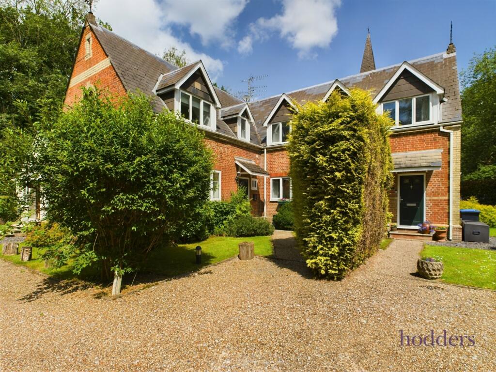 3 bedroom end of terrace house for sale in Ottershaw, Surrey, KT16