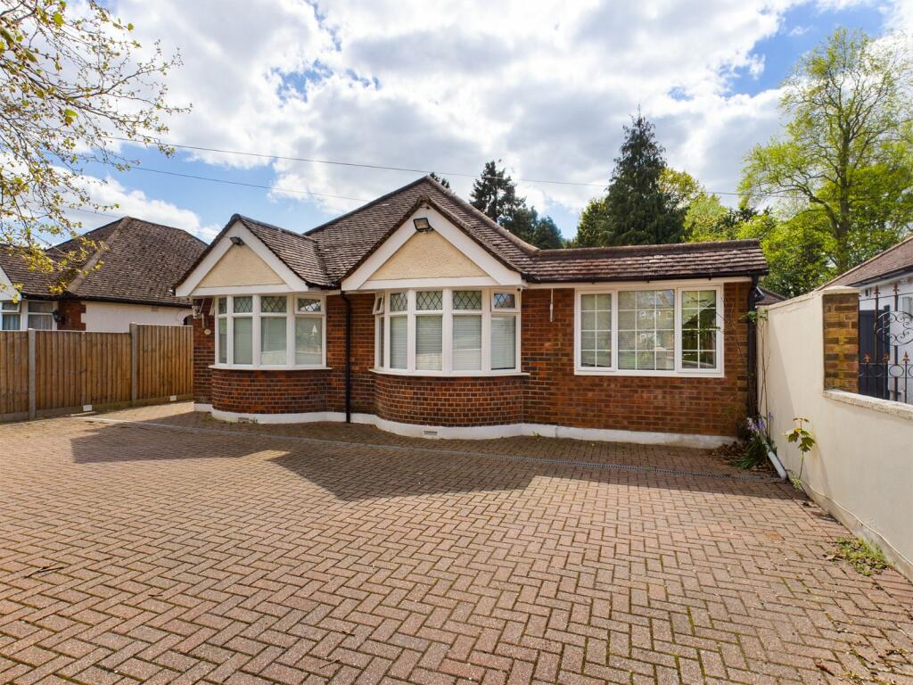 3 bedroom bungalow for sale in Chertsey, Surrey, KT16