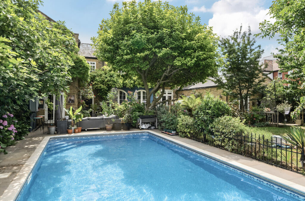 Main image of property: Chertsey, Surrey, KT16