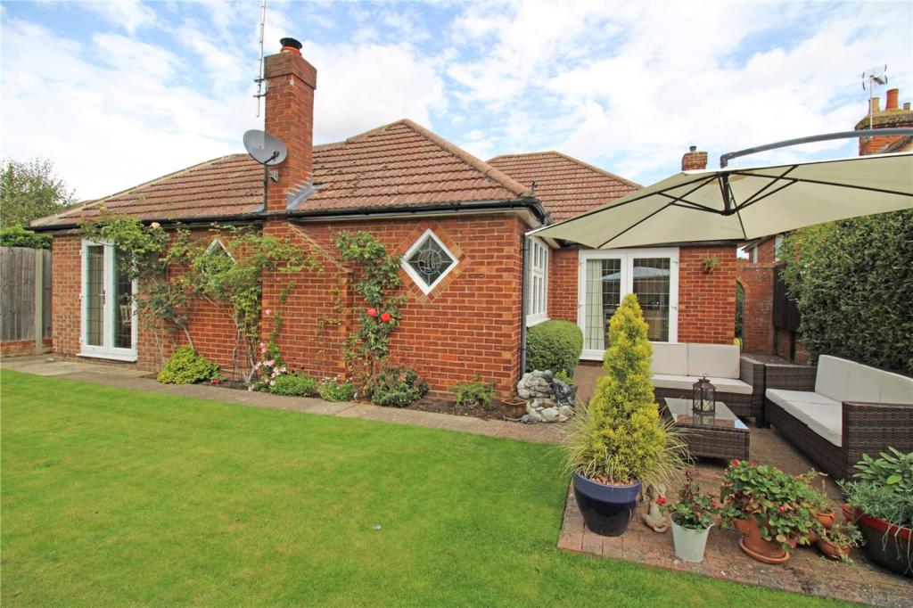 2 bedroom bungalow for sale in Chertsey, Surrey, KT16