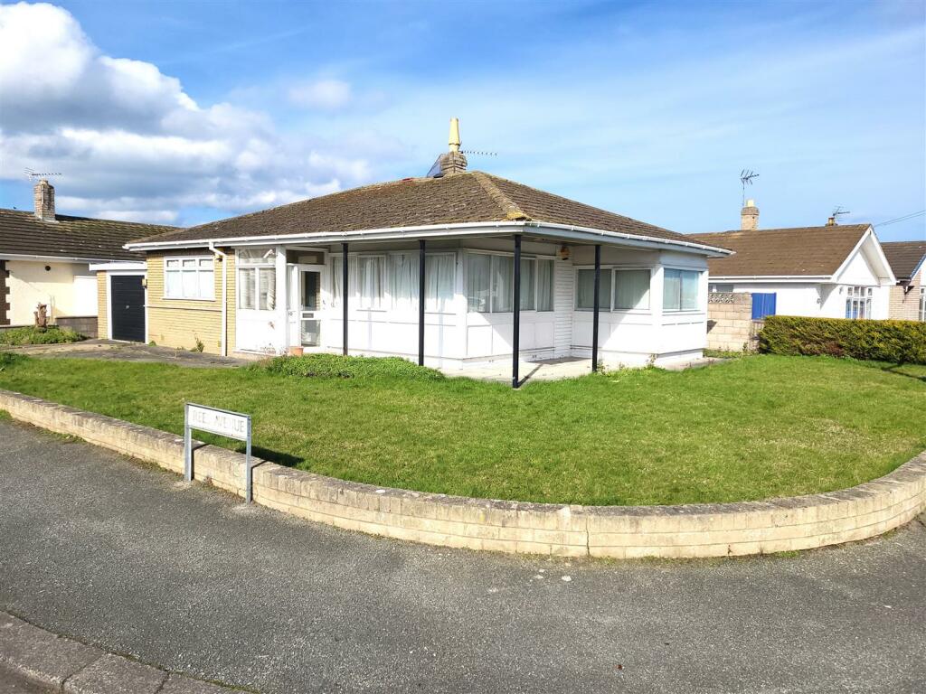 3 bedroom detached bungalow for sale in Rees Avenue, Rhyl, LL18