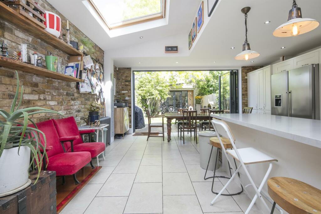 4 bedroom terraced house for sale in Gordon Road, Nunhead, SE15