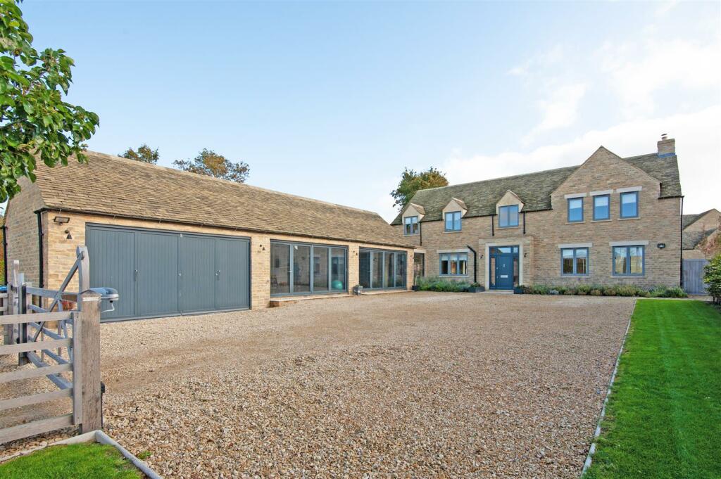5 bedroom detached house for sale in Weald, Bampton, OX18