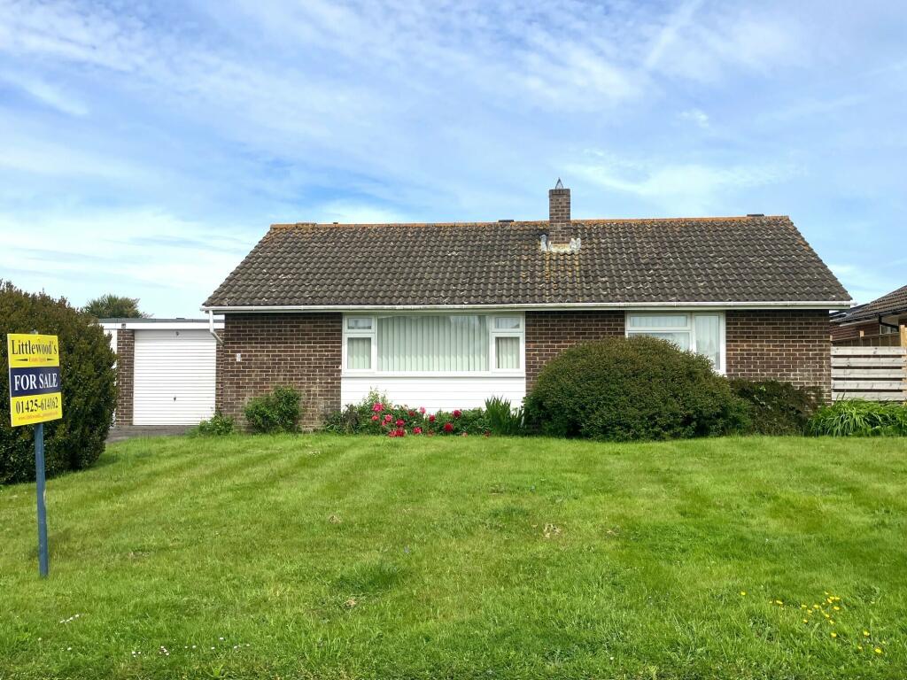 2 bedroom bungalow for sale in Barton on Sea, BH25