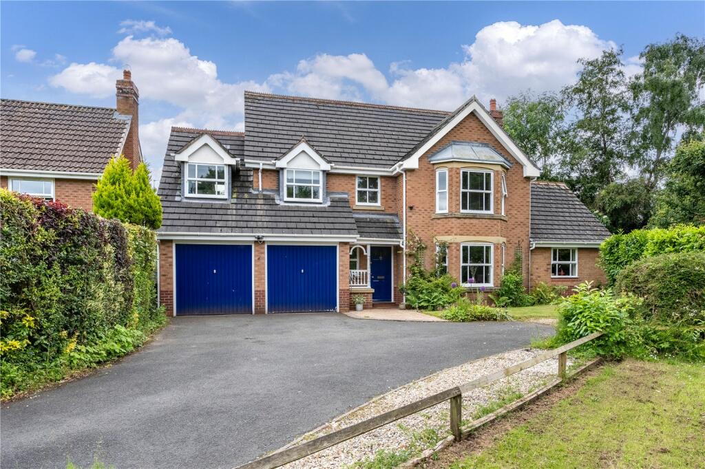 4 bedroom detached house for sale in Swallowfield Close, Priorslee