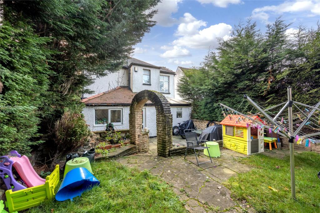 3 bedroom detached house for sale in Park Road East, West Park