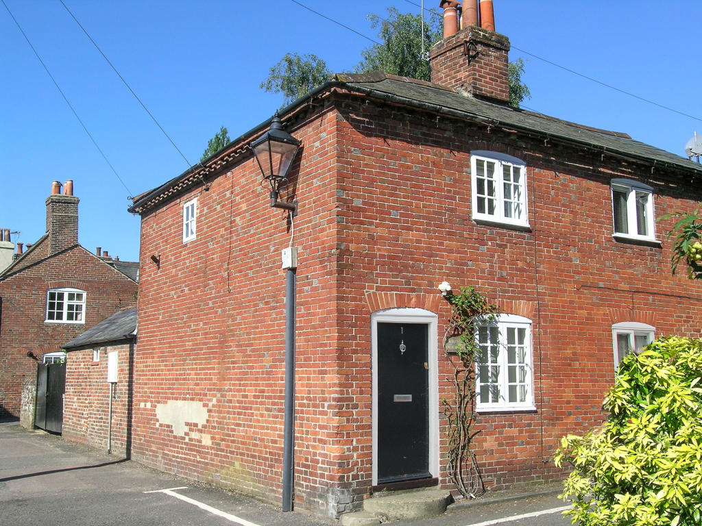 2 bedroom cottage for sale in Wickham, Hampshire, PO17