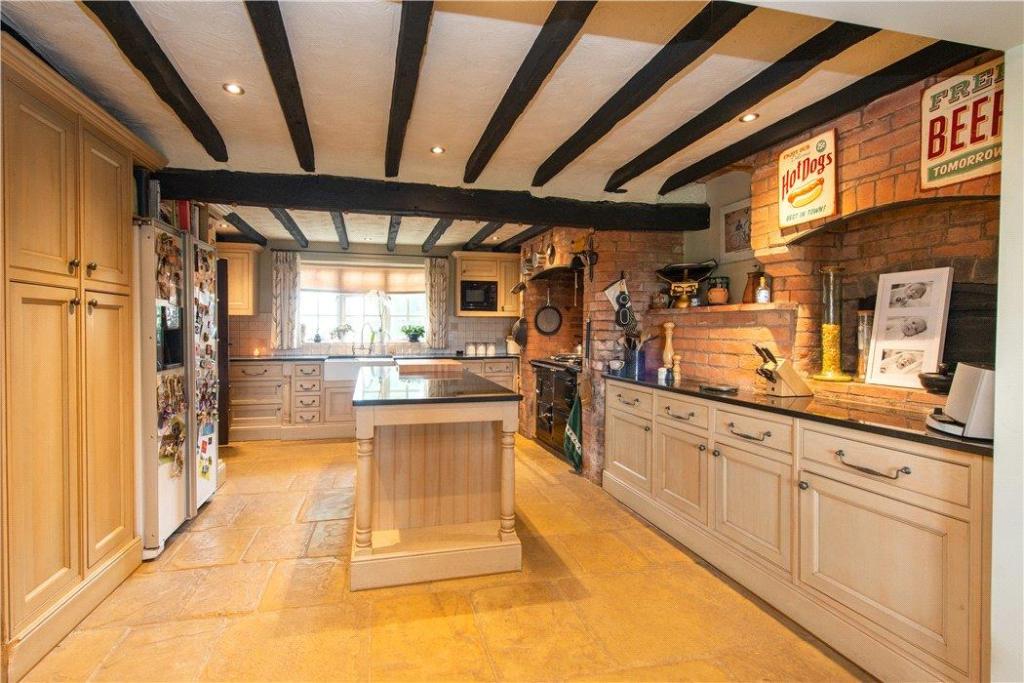 5 bedroom detached house for sale in Snitterfield Lane, Norton Lindsey