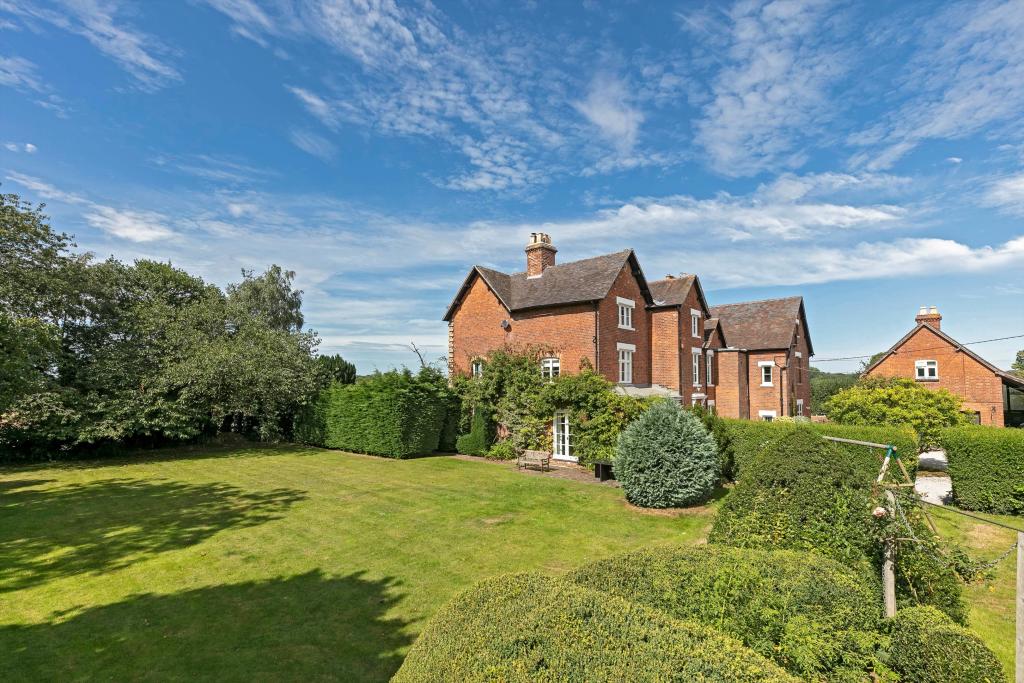 8 bedroom detached house for sale in Old Milverton, Leamington Spa, Warwickshire, CV32 8 bedroom detached house for sale in Old Milverton, Leamington Spa, Warwickshire, CV32