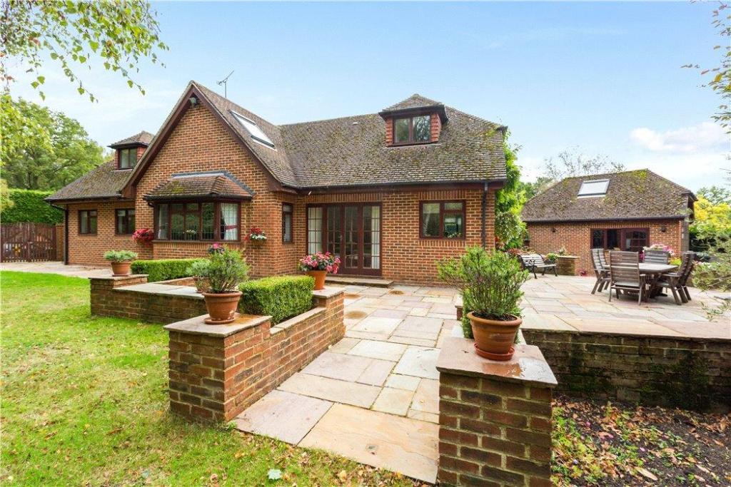 4 bedroom detached house for sale in Hazeley Bottom, Hartley Wintney