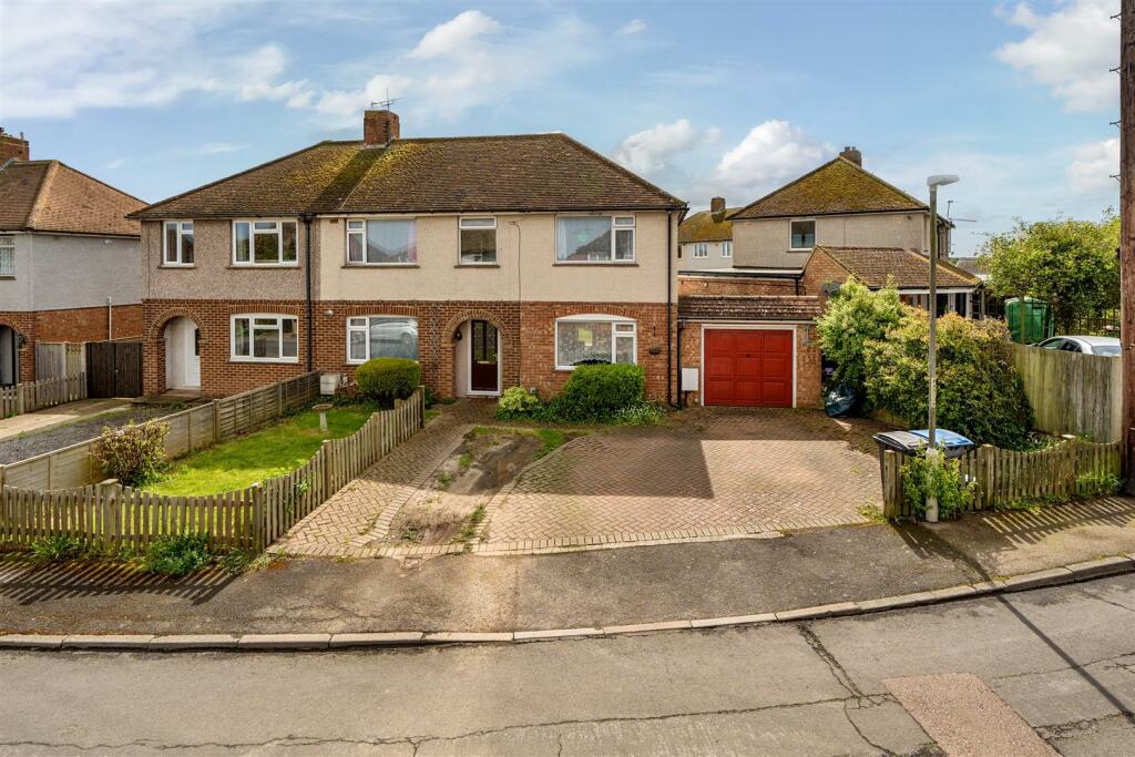 4 bedroom semidetached house for sale in Poulders Gardens, Sandwich, CT13