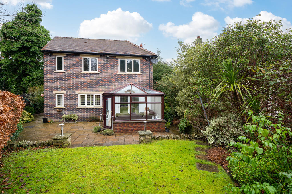 5 bedroom detached house for sale in Carlinghow Hill, Upper Batley, WF17