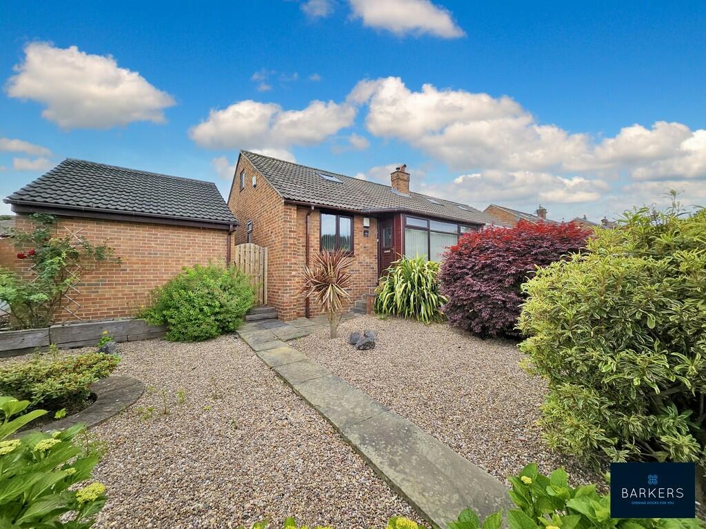 3 bedroom semidetached house for sale in Carlinghow Lane, Batley, WF17