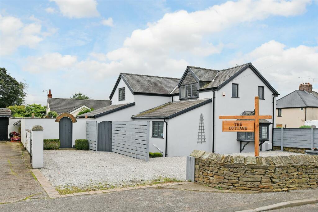 3 bedroom detached house for sale in Top Road, Calow, Chesterfield, S44