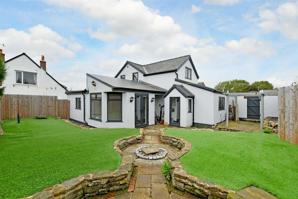 3 bedroom detached house for sale in Top Road, Calow, Chesterfield, S44