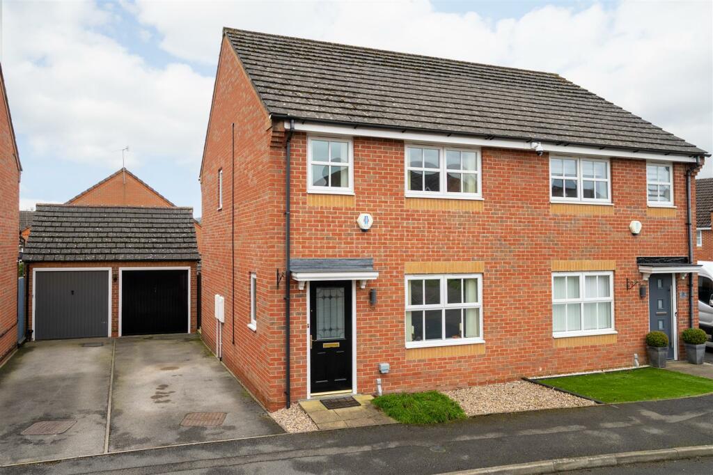 3 bedroom semidetached house for sale in Frithwood Drive, Dronfield, S18