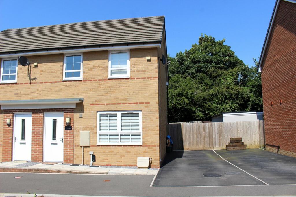 3 bedroom semidetached house for sale in South View, Boverton