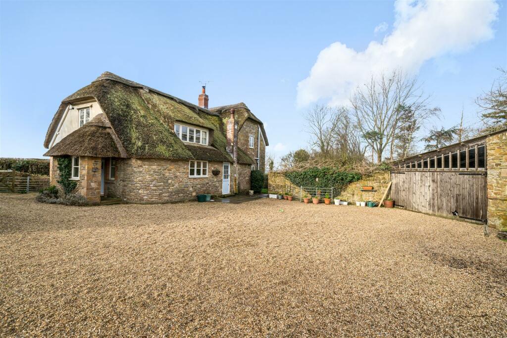 4 bedroom detached house for sale in Oak Farm, Hardington Mandeville