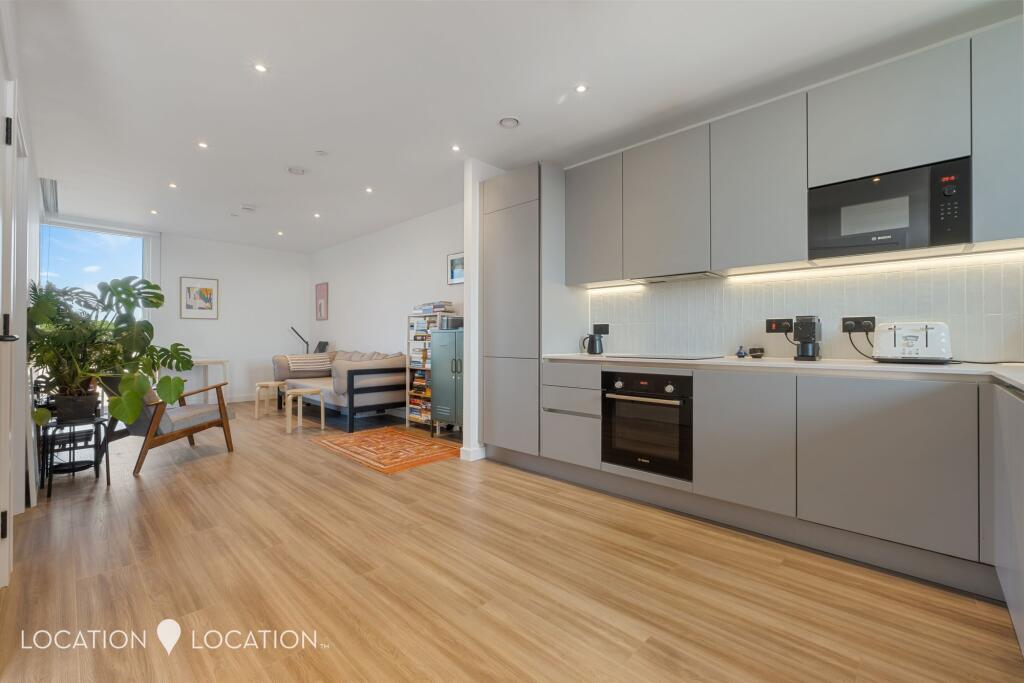 Main image of property: Stamford Road, Park North Apartments, N15