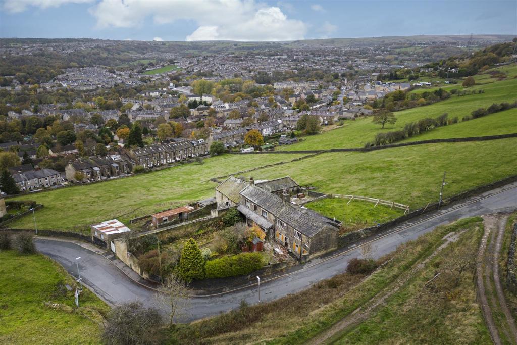 5 bedroom detached house for sale in Dirk Carr Farm, Bradford Old Road