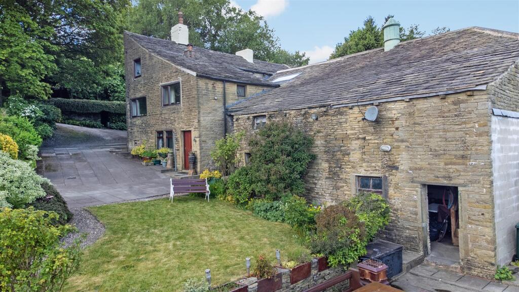 Main image of property: Storr Hall Farm, Cliffe Lane, Thornton, BD13 3QS