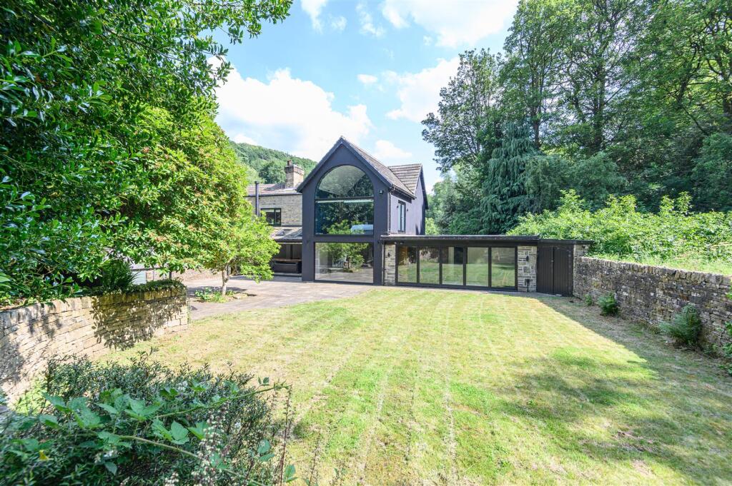 Main image of property: 2 Salterlee Villas, Shibden, HX3 6XN