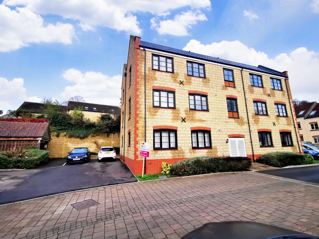 2 bedroom apartment for sale in Britannia Mews, WottonUnderEdge, GL12