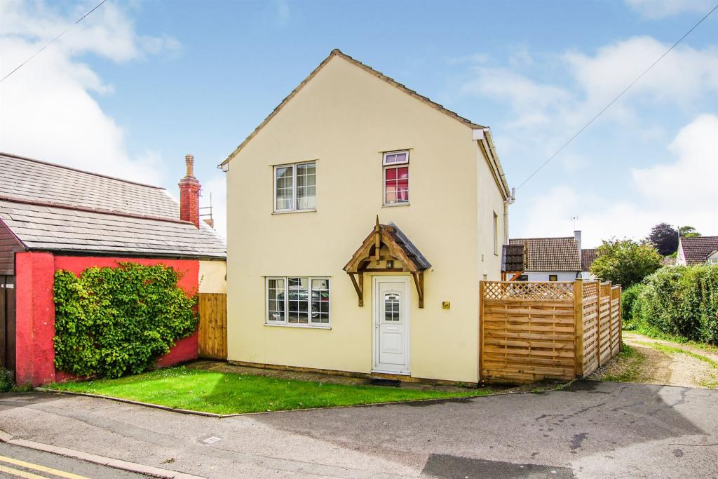3 bedroom detached house for sale in Gloucester Street, WottonUnder