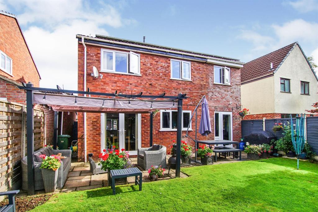 4 bedroom detached house for sale in Oak Close, Yate, Bristol, BS37