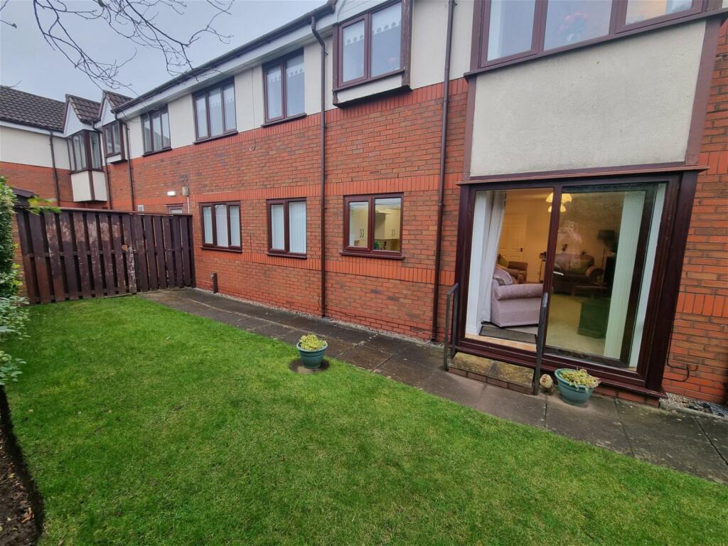 2 bedroom ground floor flat for sale in Beechcroft, Maghull, L31