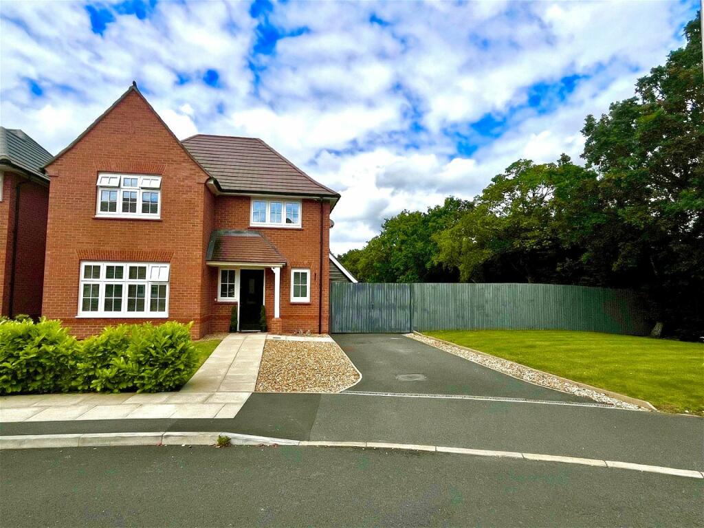4 bedroom detached house for sale in Bartlett Close, Maghull, L31
