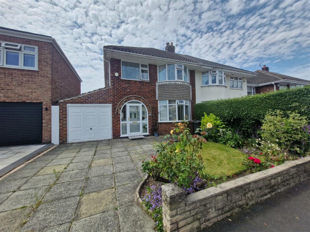 3 bedroom semidetached house for sale in Moss Lane, Maghull, Liverpool