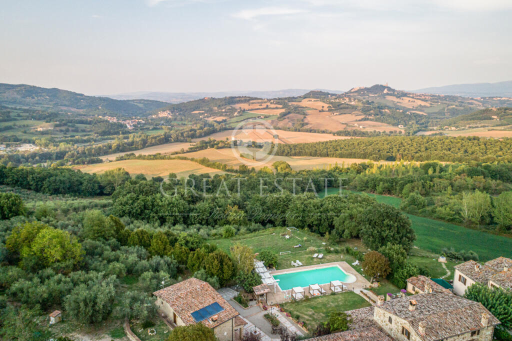 12 bedroom farm house for sale in Umbria, Perugia, Todi, Italy