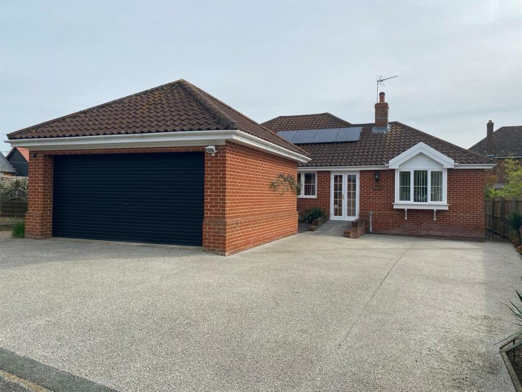 4 bedroom detached bungalow for sale in Brettenham Road, Buxhall