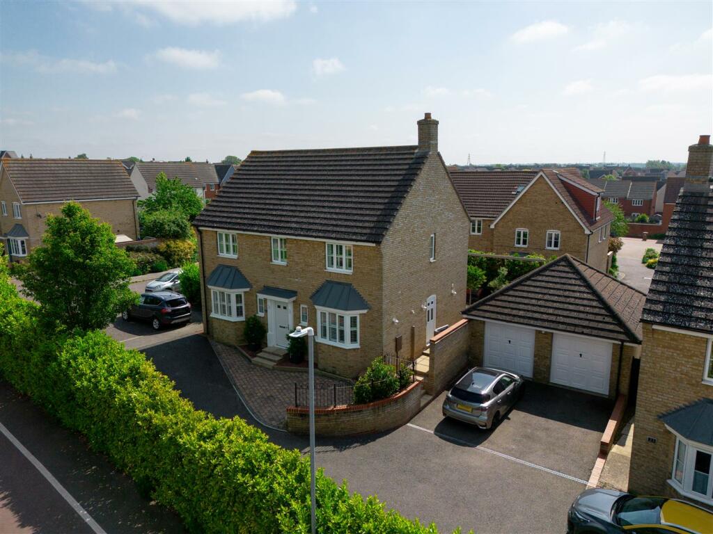 4 bedroom detached house for sale in Fieldfare Close, Stowmarket, IP14
