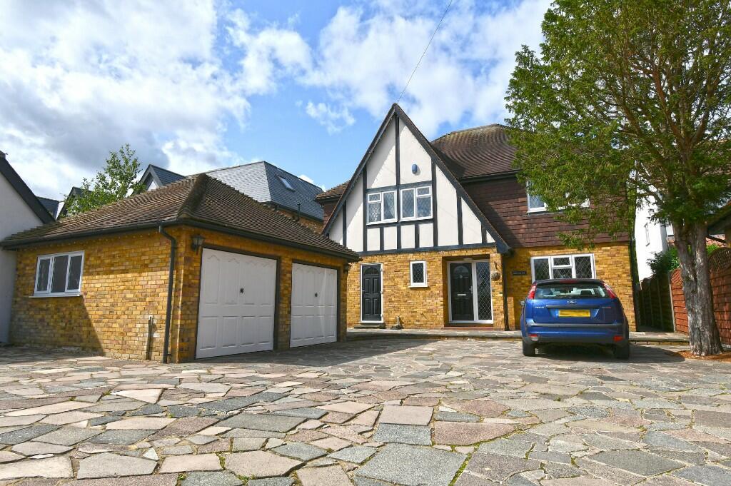 4 bedroom detached house for sale in Riverside Avenue, Broxbourne