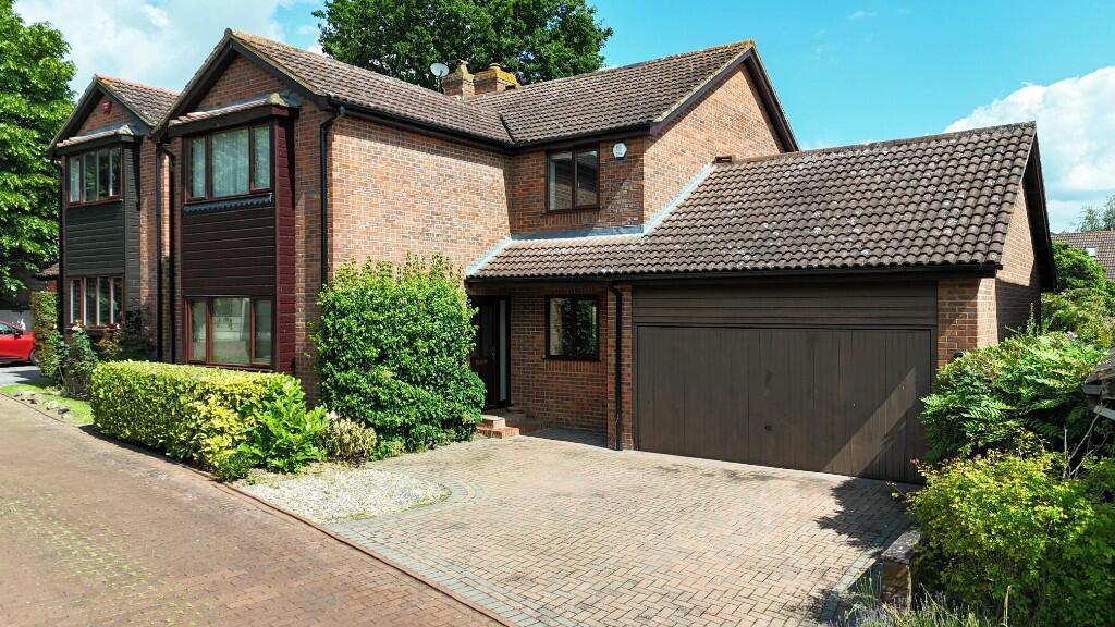 4 bedroom detached house for sale in Badgers Croft, Broxbourne