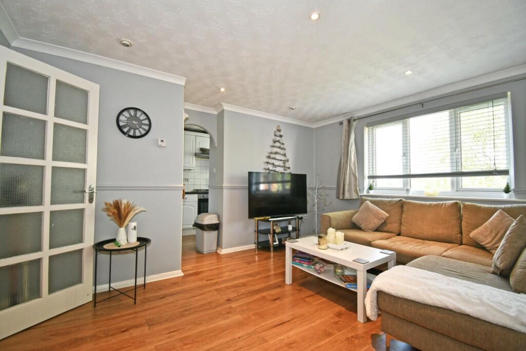 2 bedroom apartment for sale in Howard Close, Waltham Abbey, Essex, EN9