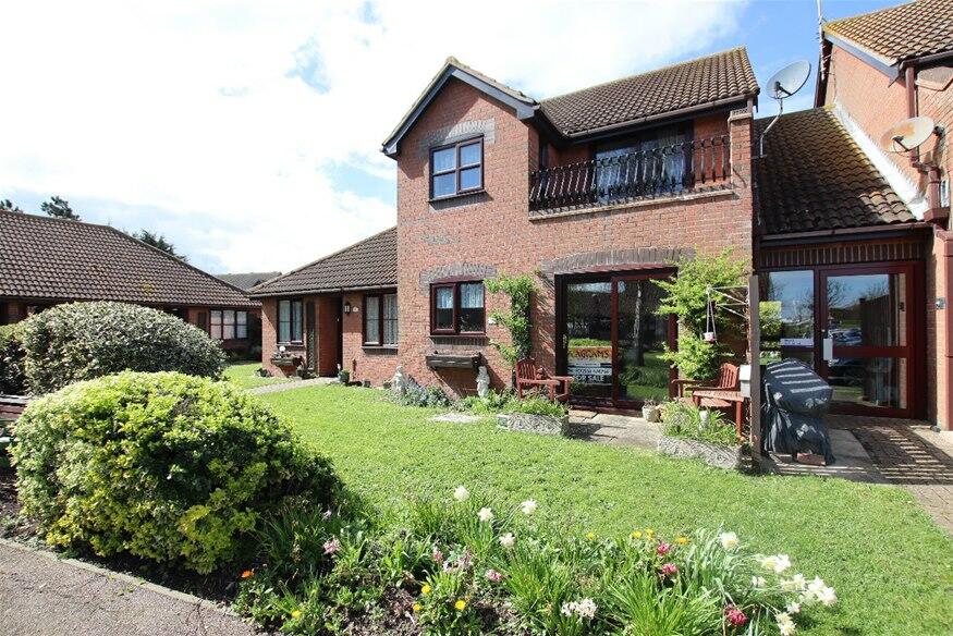 2 bedroom flat for sale in Spinnaker Close, Clacton on Sea, CO15